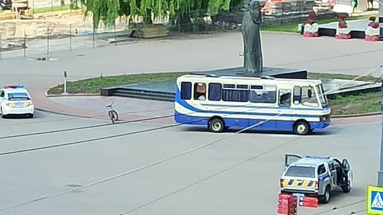 Ukraine : un homme armé prend 20 passagers en otage dans un bus