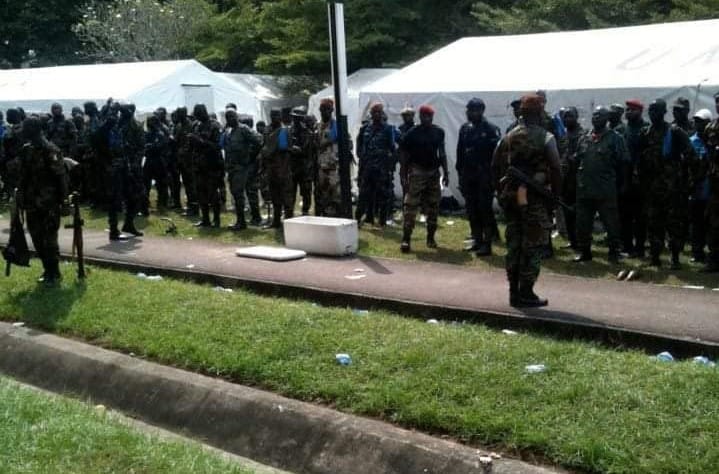Crise post-électorale : des images inédites des soldats à l’hôtel du Golf en préparation, sous le commandement de Wattao