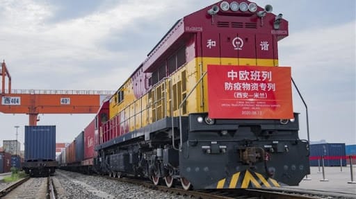 Chine : les services ferroviaire dans le détroit suspendu