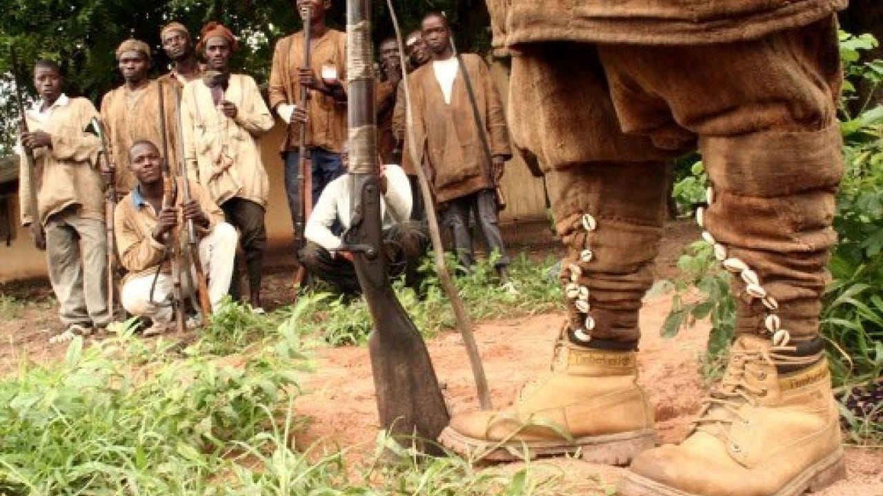 Côte d’Ivoire : les dozos sortent les « armes » contre l’orpaillage clandestin, « les orpaillages clandestins peuvent être des terroristes »