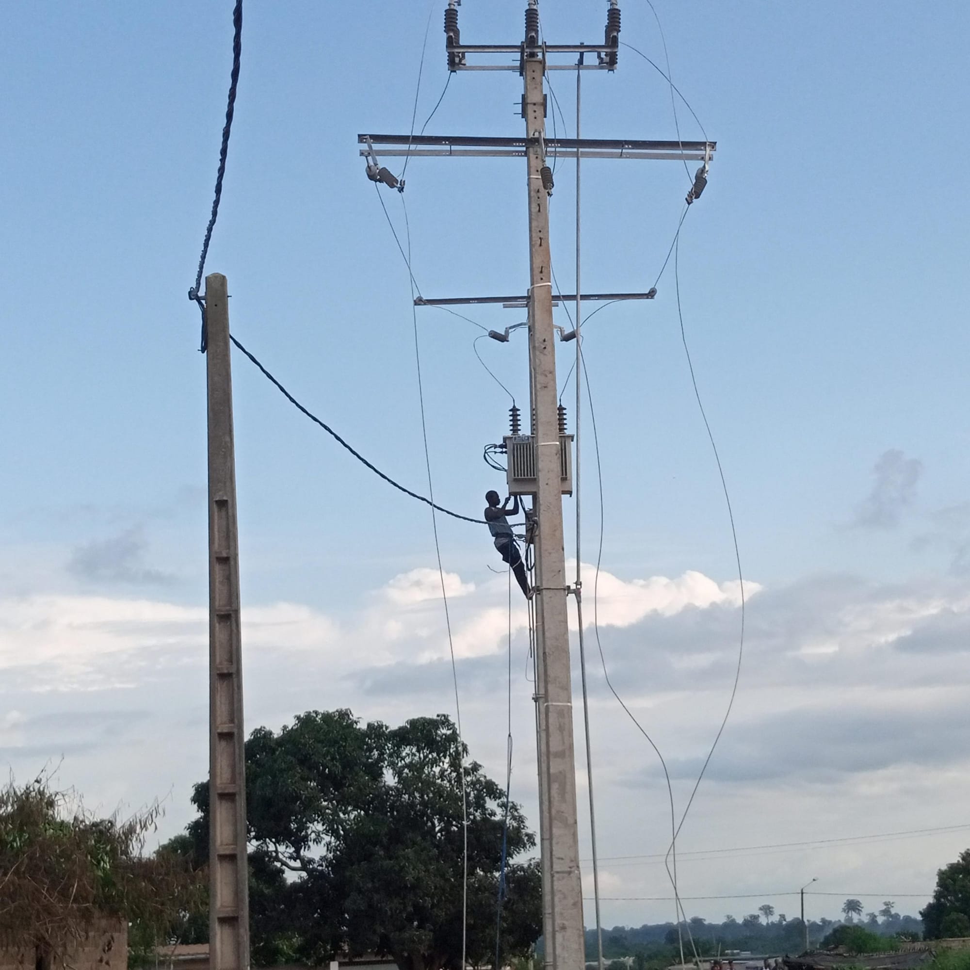 Ouattara dans la Marahoué : le réseau électrique en rénovation à Sinfra