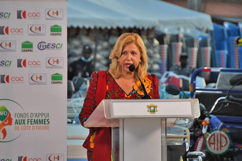 Dominique Ouattara depuis Bouaflé offre une ambulance au centre de santé de Manoufla