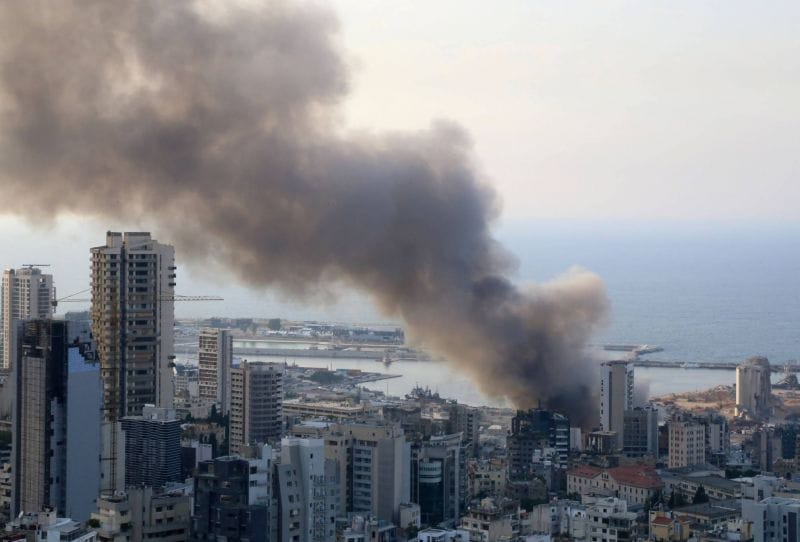 Beyrouth : une fumée blanche recouvre le port