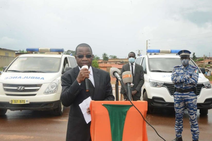 Hôpital général de Yakassé-Attobrou: Séka Séka remet deux ambulances et des kits sanitaires