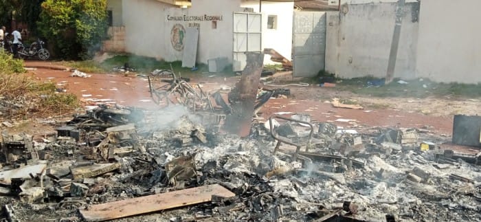 Présidentielle 2020: Des jeunes de l’opposition saccagent et incendient le matériel informatique de la CEI à Daoukro – Actualité ivoirienne 28/10/2020