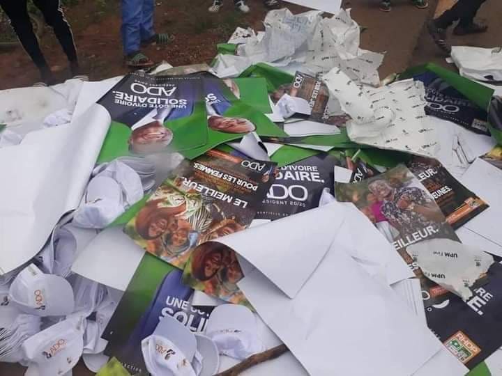 Des affiches, T-shirts… de la campagne de Ouattara brûlés à Bongouanou  (Vidéo)