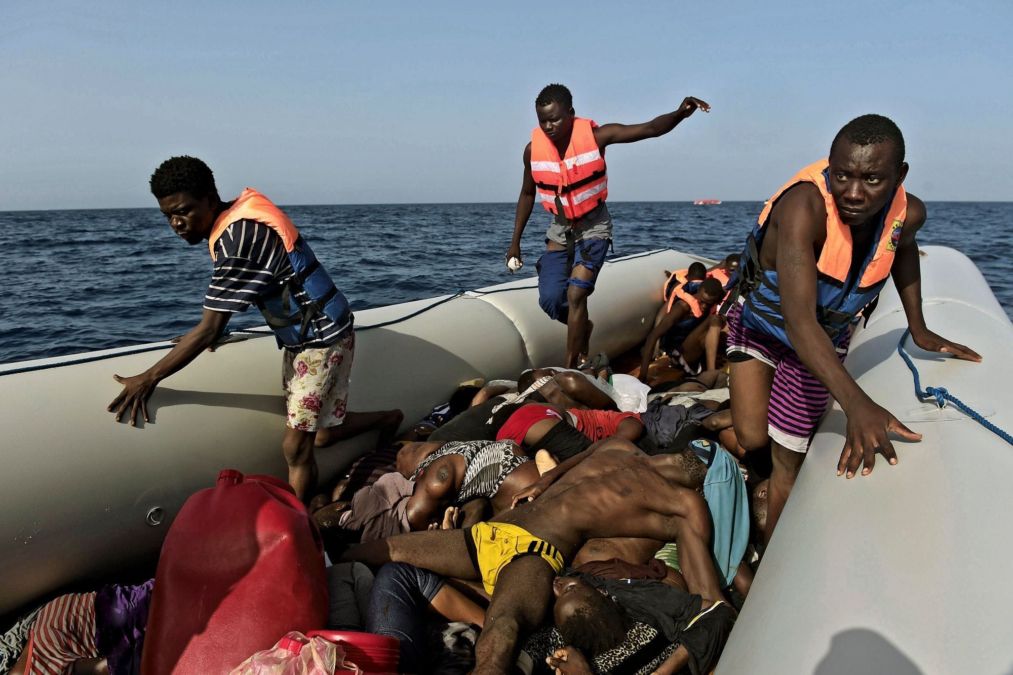 Des passeurs jettent des migrants en pleine mer, 8 morts et 12 disparus