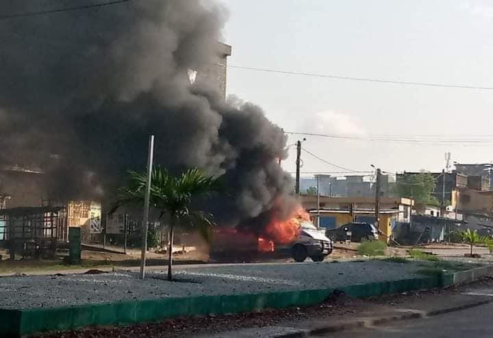Manifestation à Yopougon : un « gbaka »  incendié ce 09 novembre