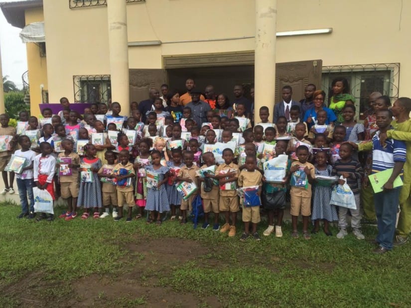 Aboisso : un groupe Facebook offrent des kits scolaires à des élèves