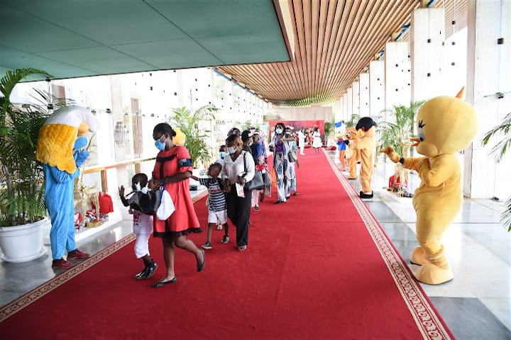 Arbre de Noël 2020 au palais présidentiel : Dominique Ouattara offre des cadeaux à plus de 1 000 enfants