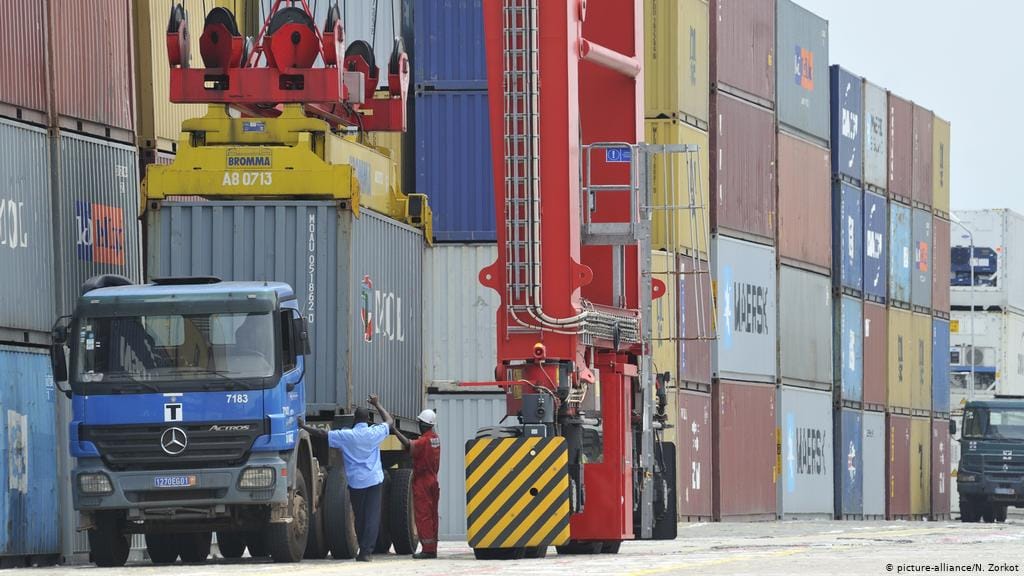 Covid-19: Des routiers bloqués au port de Douvres au lendemain de Noël