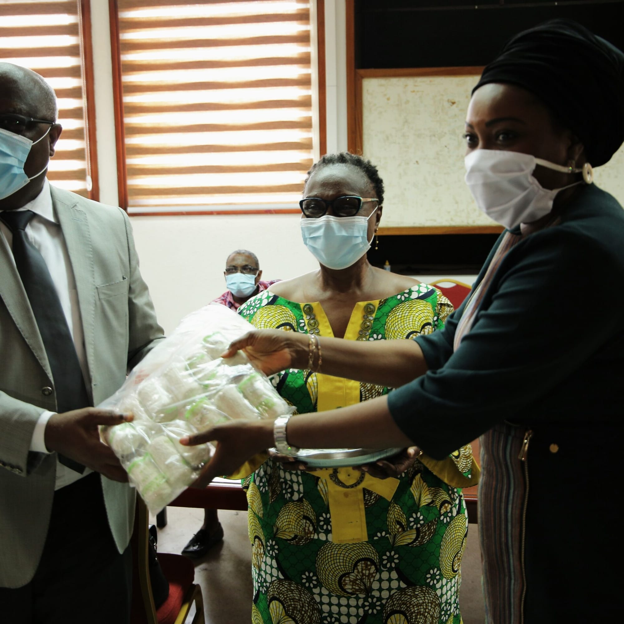 Une banque offre du matériel médical à la faculté de médecine de l’Université Félix Houphouet Boigny de Cocody – Actualité ivoirienne 12/12/2020