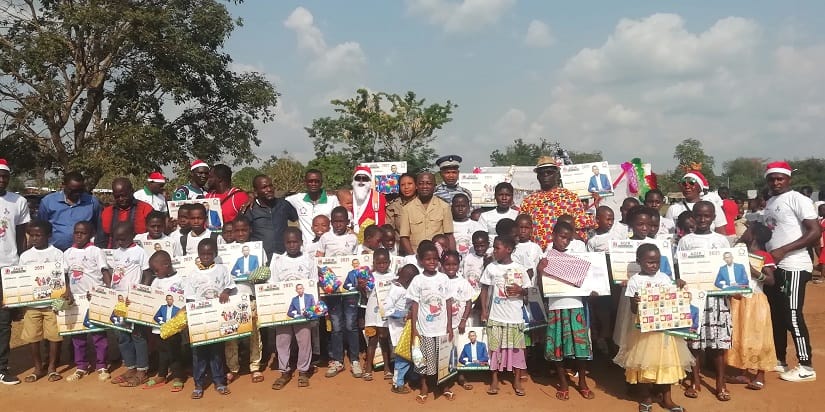 Le président de l’association « Agir pour le Gblo » couvre des centaines d’enfants et de veuves de cadeaux de noël – Actualité ivoirienne 20/12/2020