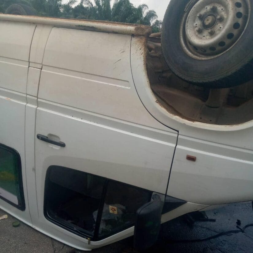 Un camion finit  sa course dans le décor à Alépé – Actualité ivoirienne 24/12/2020