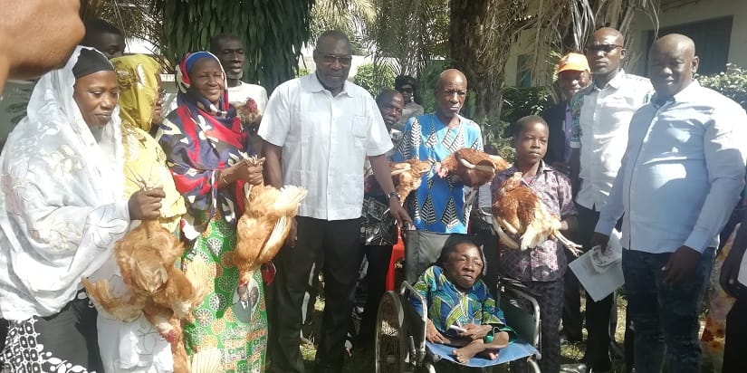 Nouvel an 2021 à Bouaké : un adjoint au maire soulage des familles