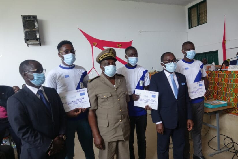 Remise de chèques à des jeunes entrepreneurs du Sud-Comoé