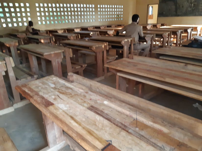 Don de 250 tables-Bancs au lycée moderne de Tabou