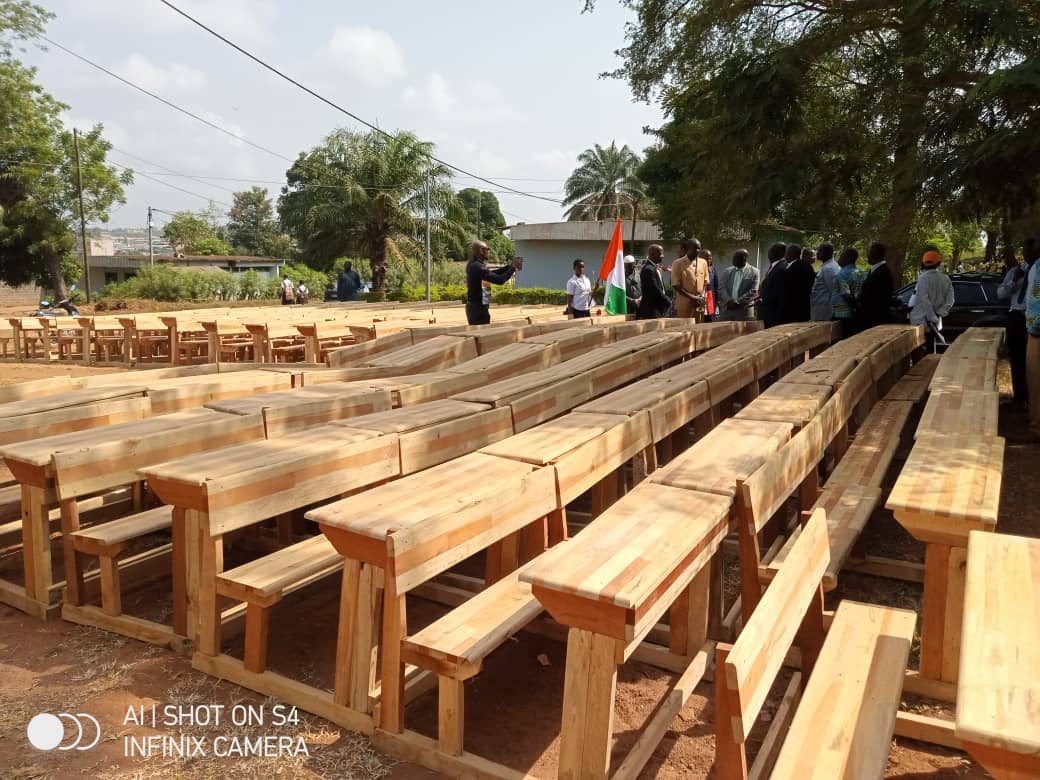 Lycée moderne 3 de Daloa : le conseil régional fait don de 200 tables-bancs