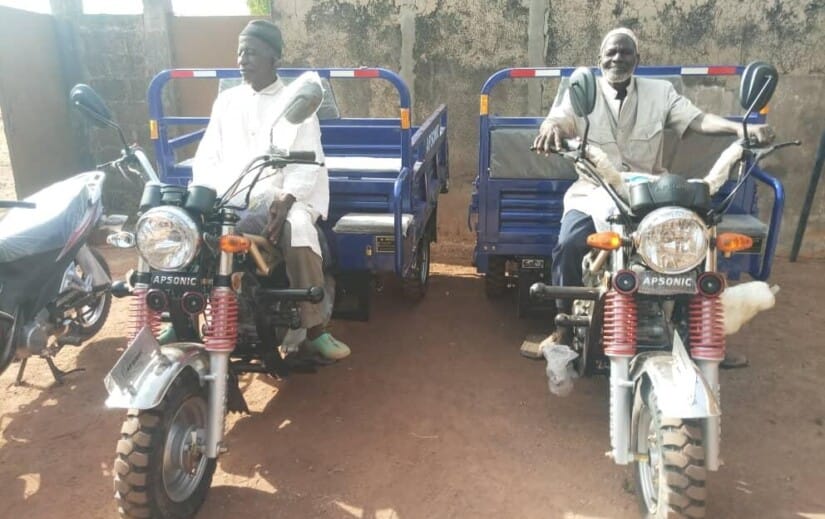 Tengrela : un cadre offre des tricycles à deux familles démunies