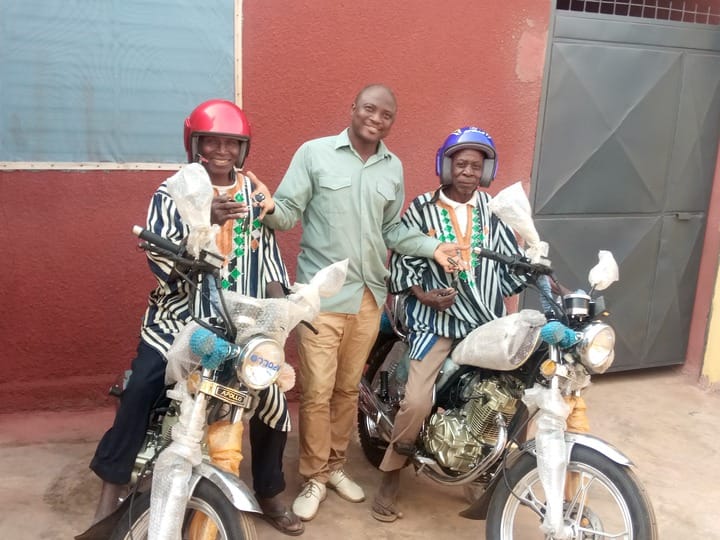 Don de motos au chef canton et chef du village de Timbé