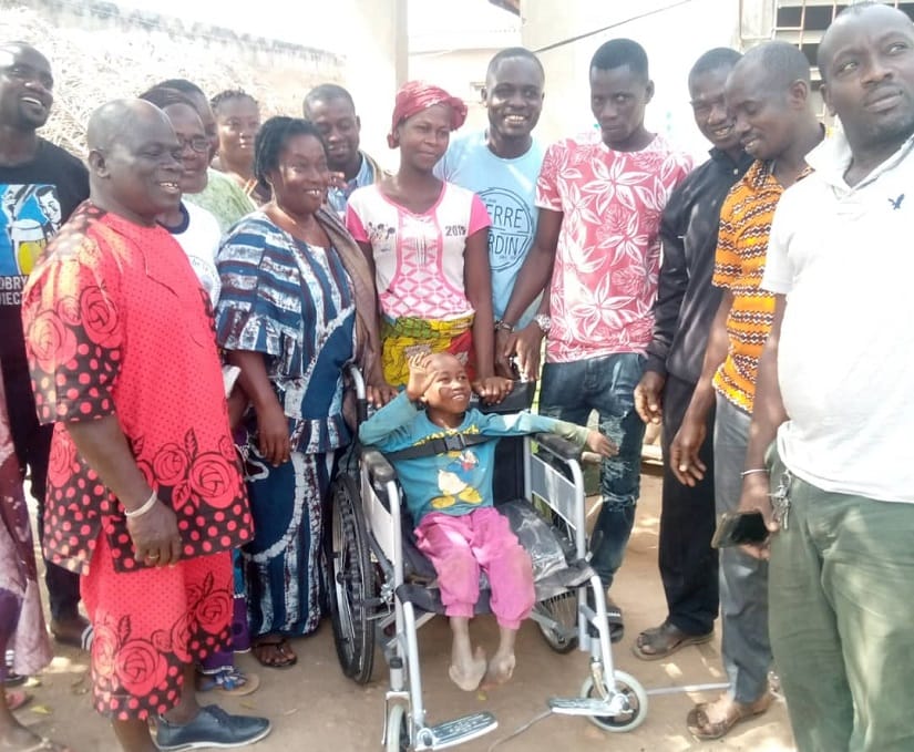 Une chaise roulante offerte par une association de jeunesse à un enfant handicapé à M’Bahiakro – Actualité ivoirienne 04/02/2021