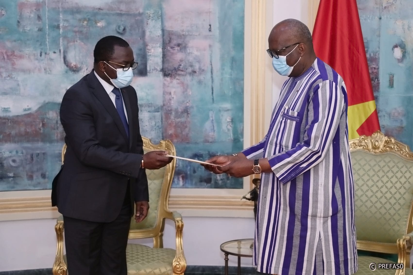 Présidence CAF : Ouattara passe à l’offensive, la candidature de Jacques Amouna présentée à Roch Kaboré