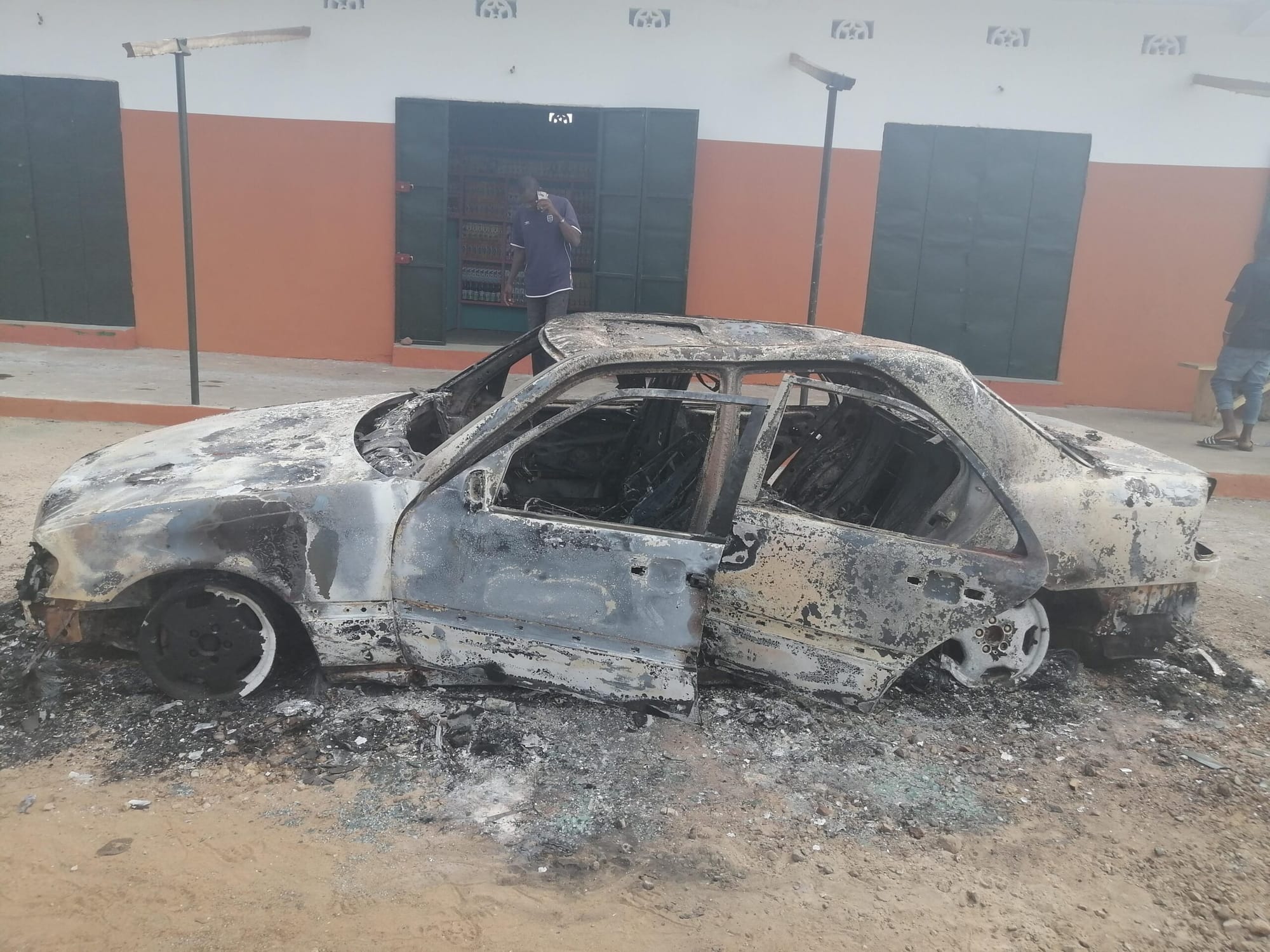 Législatives à Biankouma : le véhicule de campagne d’un candidat prend feu