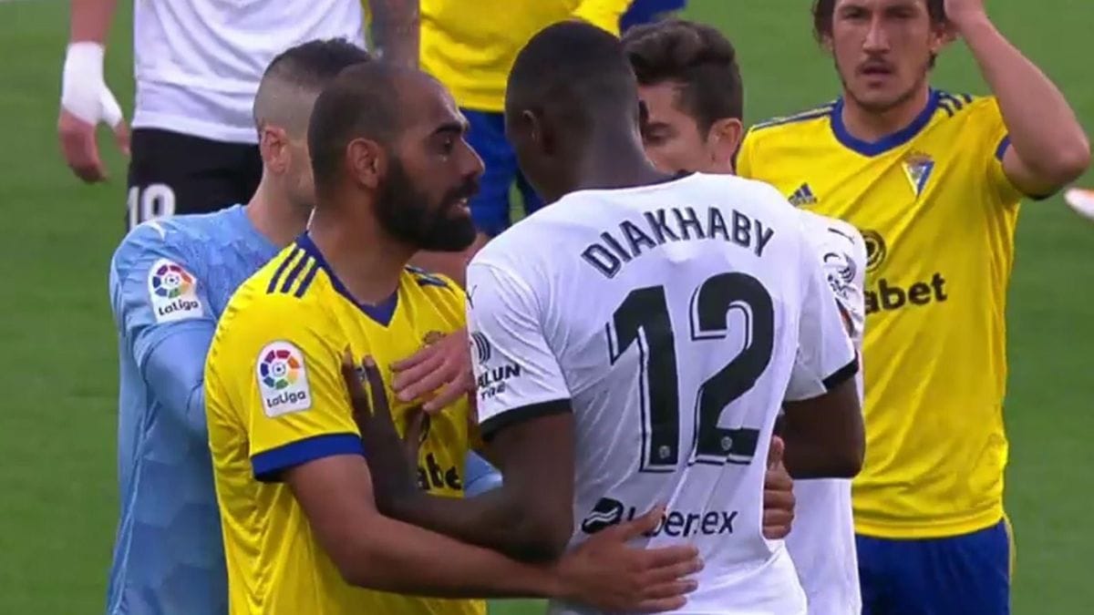 Insultes racistes en Espagne: les joueurs de Valence quittent le terrain
