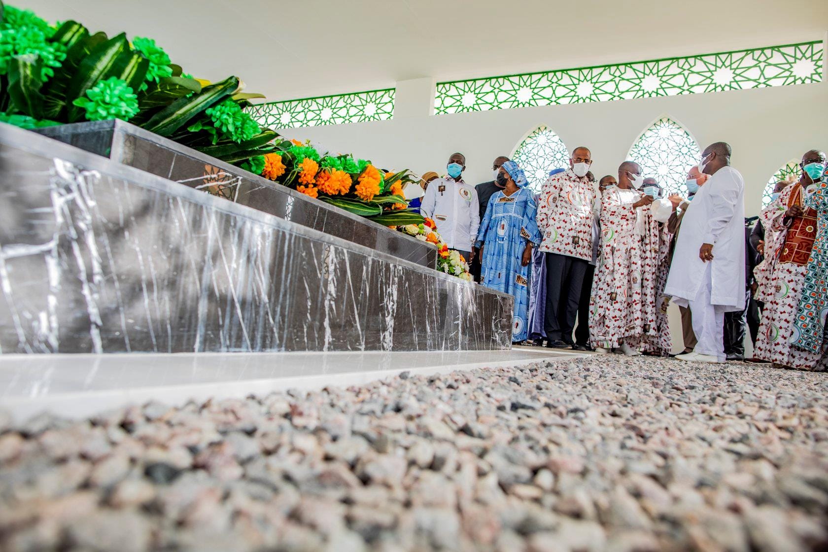 « Veille sur ton jeune frère, Hamed » : les images insoutenables de Patrick Achi sur la tombe de Gon
