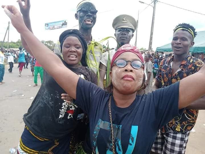 Laurent Gbagbo : Mama en fête avant son arrivée, des images