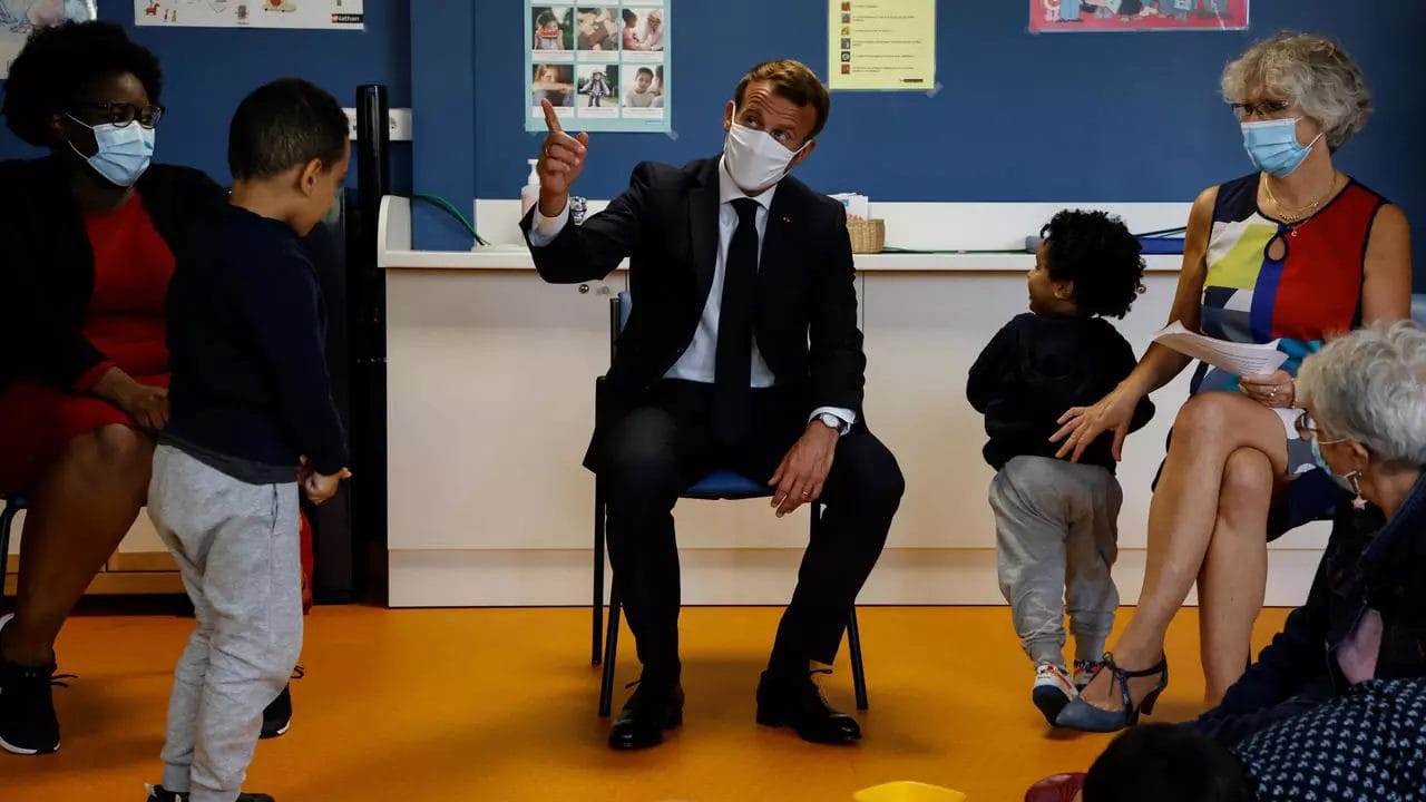Congé de paternité en France : ce que dit Emmanuel Macron