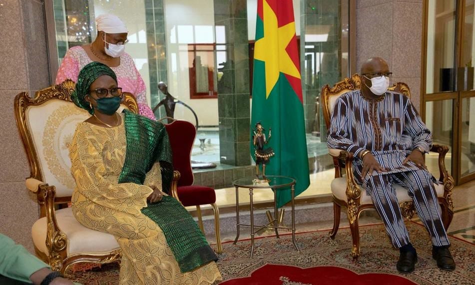 Burkina : le nouvel ambassadeur du Nigéria au Faso, Misitura présente ses lettres de créance à Roch Kaboré