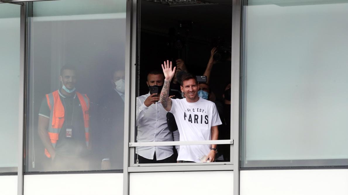Arrivée de Messi vêtu d’un tee-shirt « Ici c’est Paris »