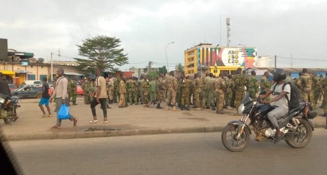 Ouattara au Ghana : que cache la présence des militaires dans les rues d’Abobo ?