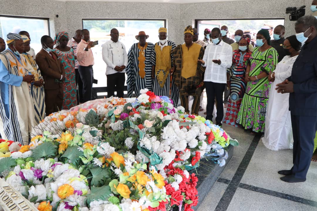Un ministre de Ouattara sur la tombe de Robert Guéï