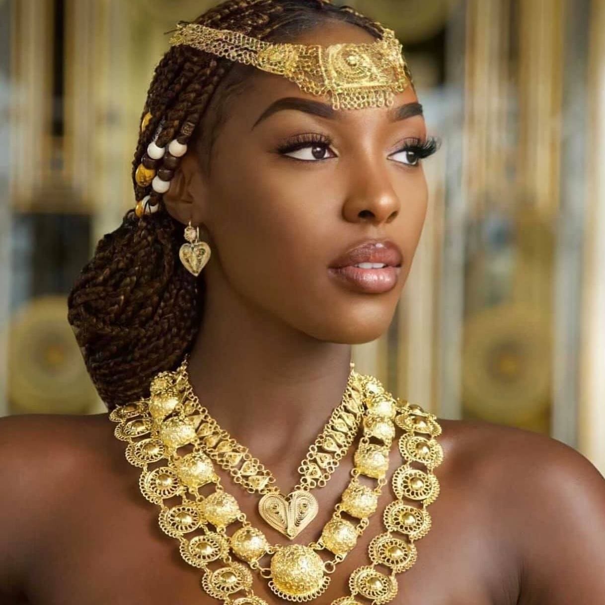 Tenue de miss: Olivia Yacé en robe cauris