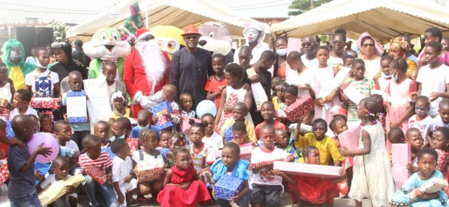 Arbre de Noël 2021 à Yopougon: le maire cadeaute plus de 8000 enfants