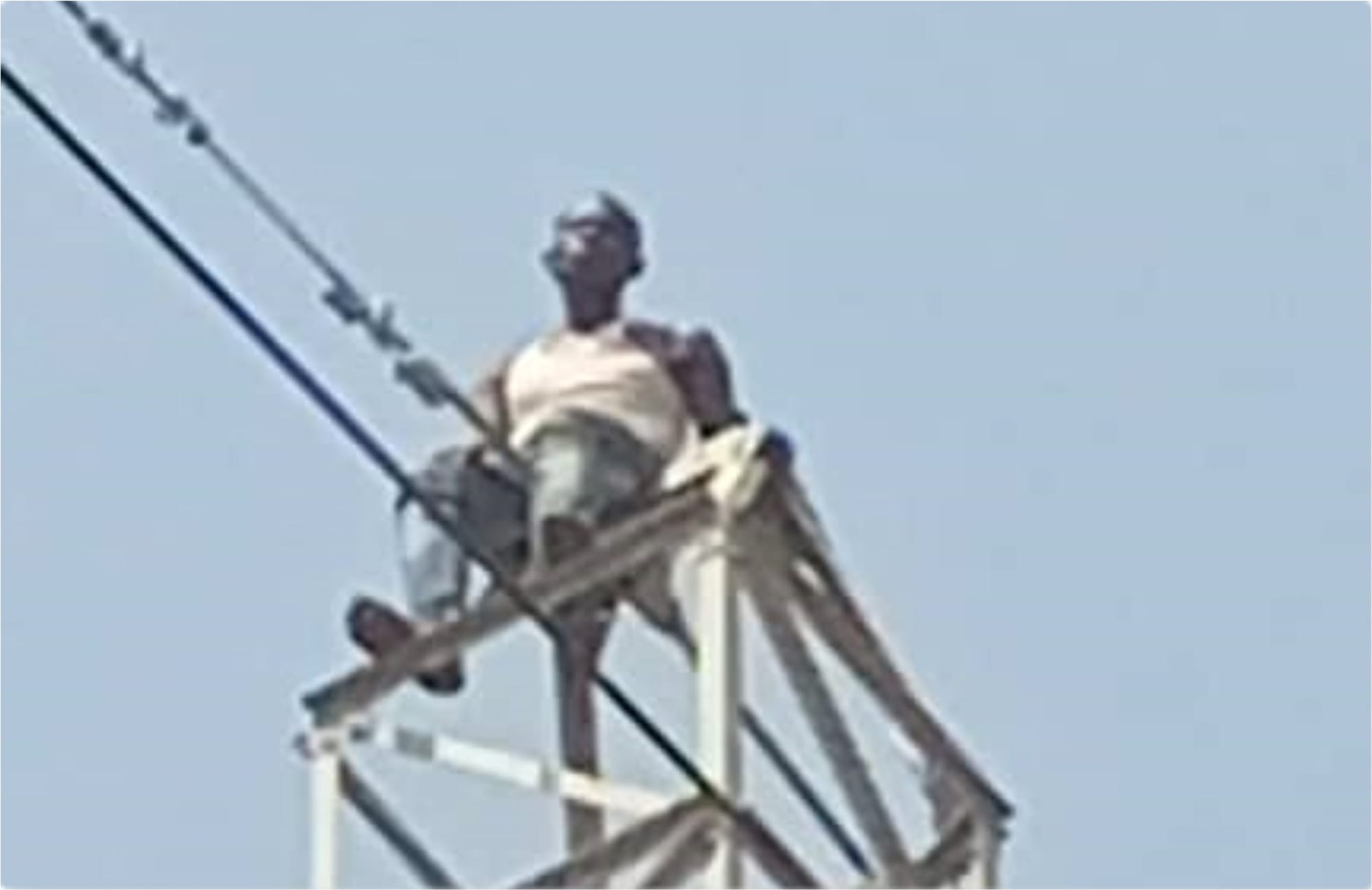Bouaké : un homme suspendu à une ligne haute tension tente de se suicider