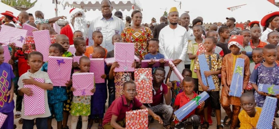 Le ministre Laurent Tchagba, père Noël 2021 à Attécoubé