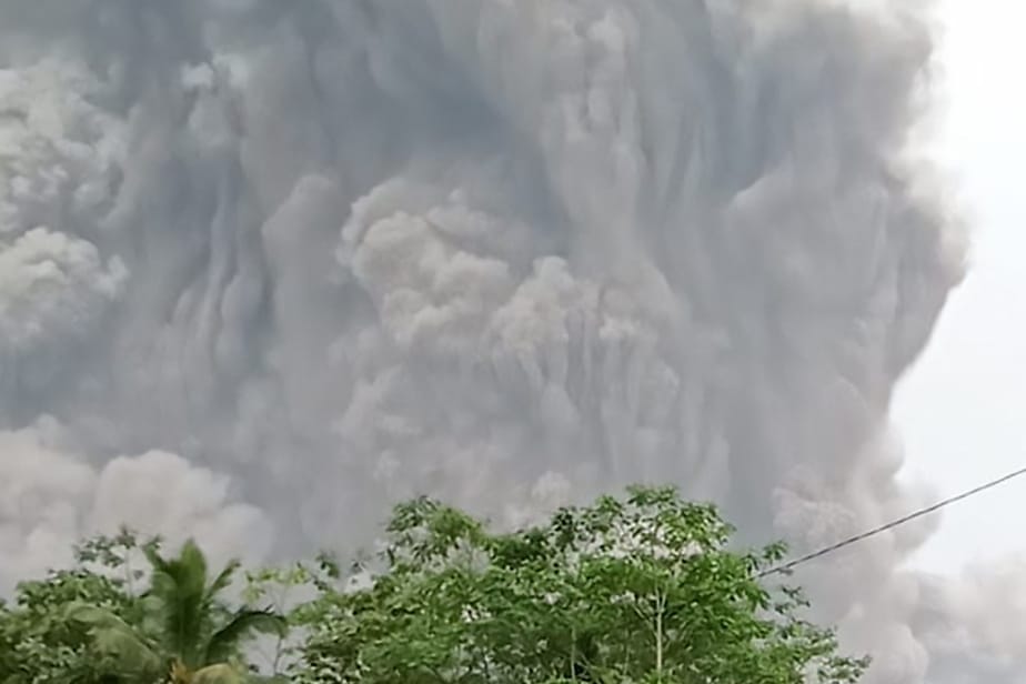 Indonésie : l’éruption du volcan Semeru fait un mort et 40 blessés