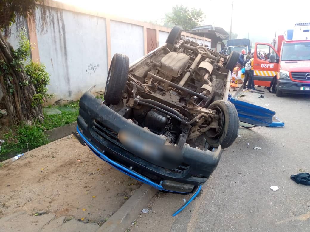 Accident à Dabakala ce 10 mai 2023: un mini car  termine sa course dans une école
