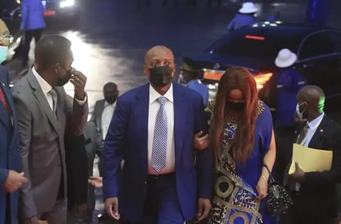 Ouverture CAN 2021: Patrice Motsepe et sa femme sont arrivés au Cameroun