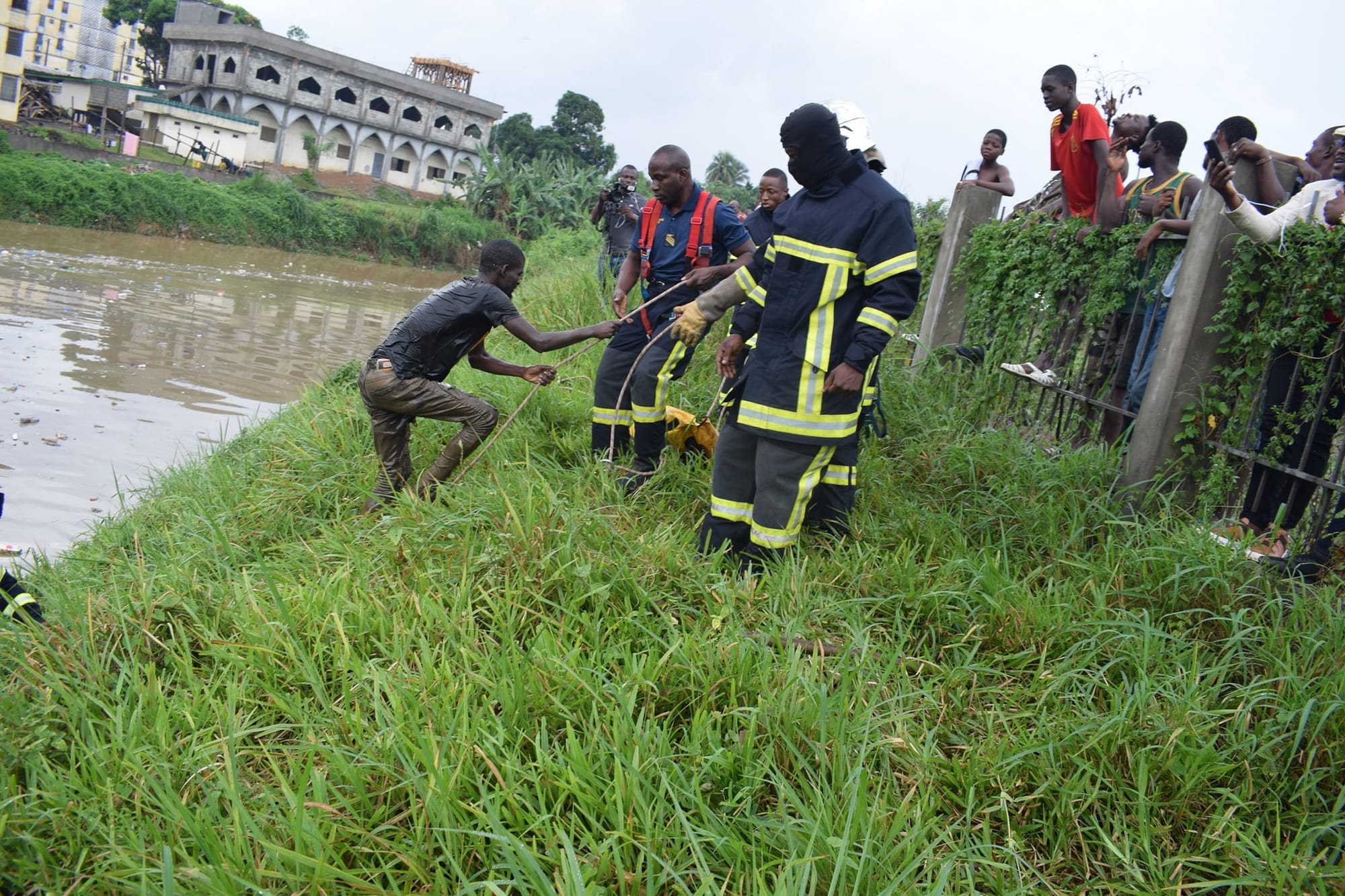 Saint-Valentin à Abidjan : un homme tombe dans un caniveau