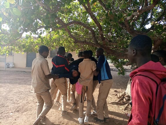 Scène mystérieuse au lycée de Minignan : des filles plongées dans des états de transe