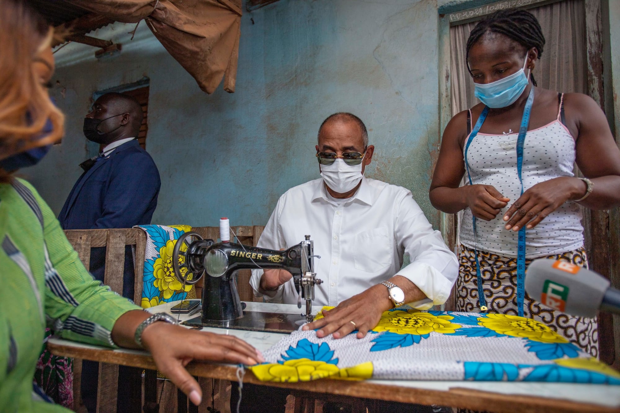 Patrick Achi se met à la couture à Yakro: des images