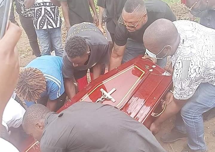 Inhumation de Bb Carla: en image, Tina Glamour craque, « je perds deux enfants en l’espace de deux ans »