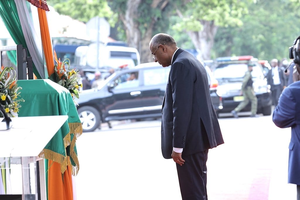 Côte d’Ivoire : Patrick Achi accompagne sa mère à sa dernière demeure