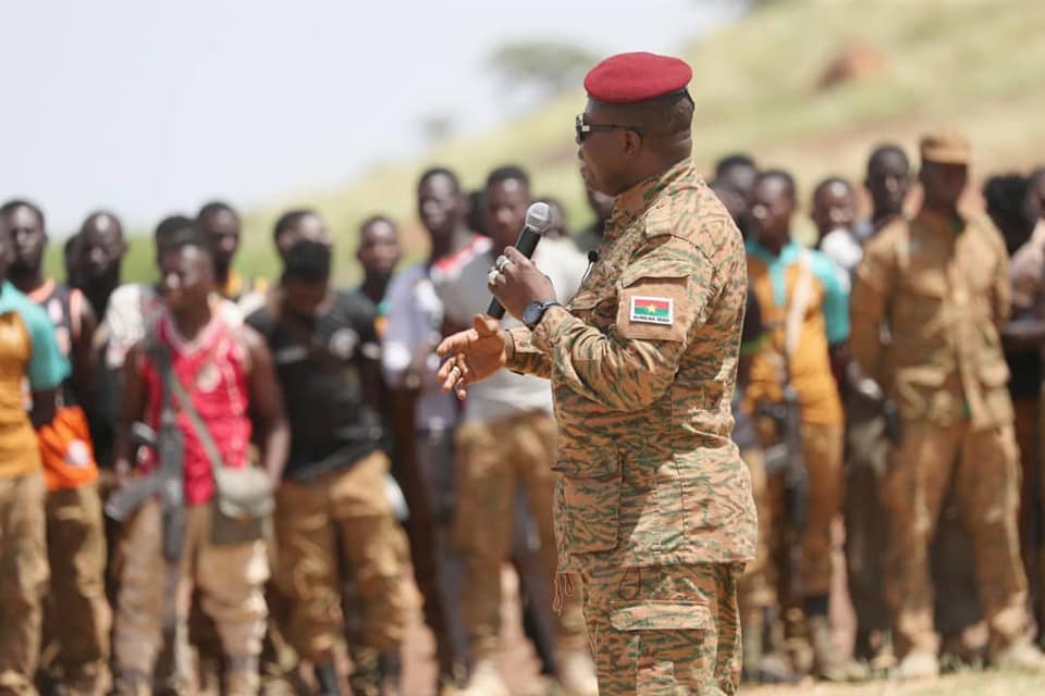 Attaque à Gaskindé au Burkina : le Président Damiba sur le terrain remonte le moral de la troupe à Djibo