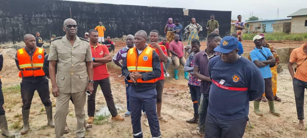 Abengourou : une fillette emportée par les eaux de ruissellement, le Préfet et le Maire sur le lieu du drame