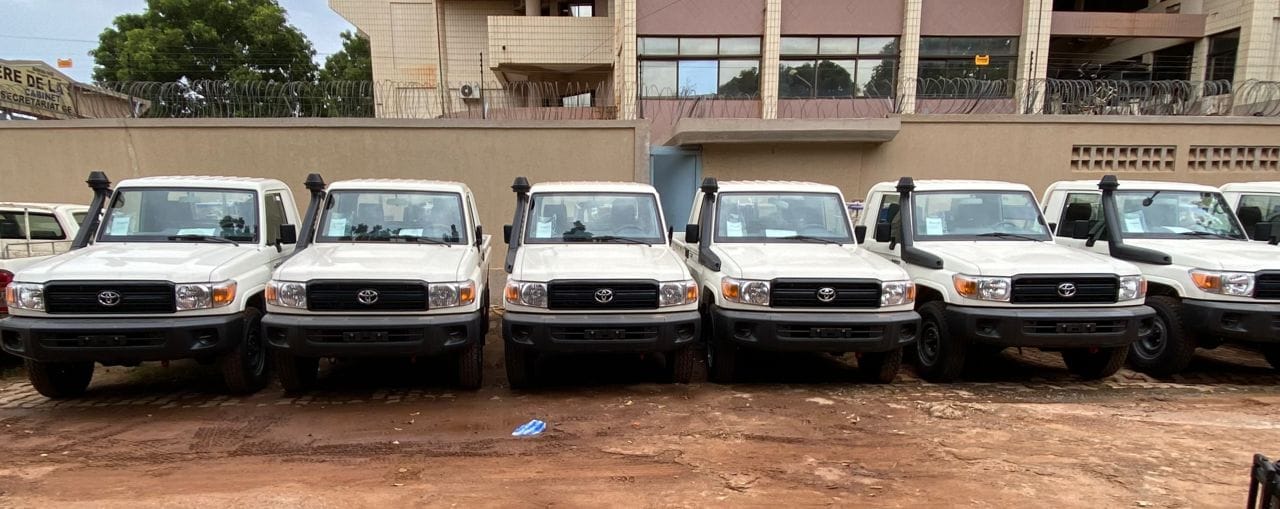 Burkina : le capitaine Ibrahim Traoré veut gagner la guerre contre les jihadistes, 42 véhicules « Pickups » à sa disposition